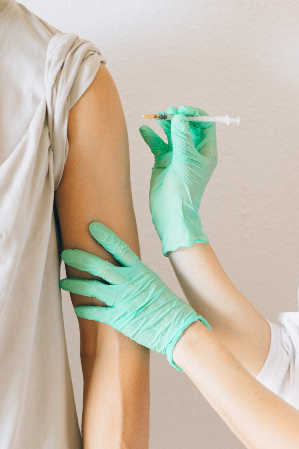 Vaccination au bras par une infirmière