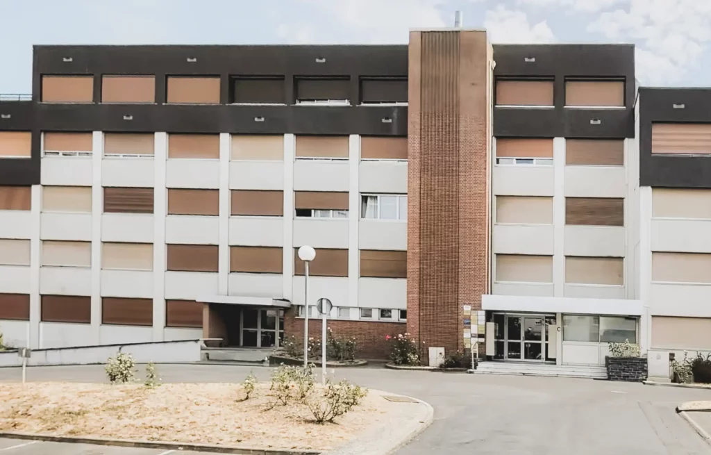 Bâtiment C, 504 avenue du Loiret à Olivet : entrée du cabinet infirmier Cimadevilla – Ader