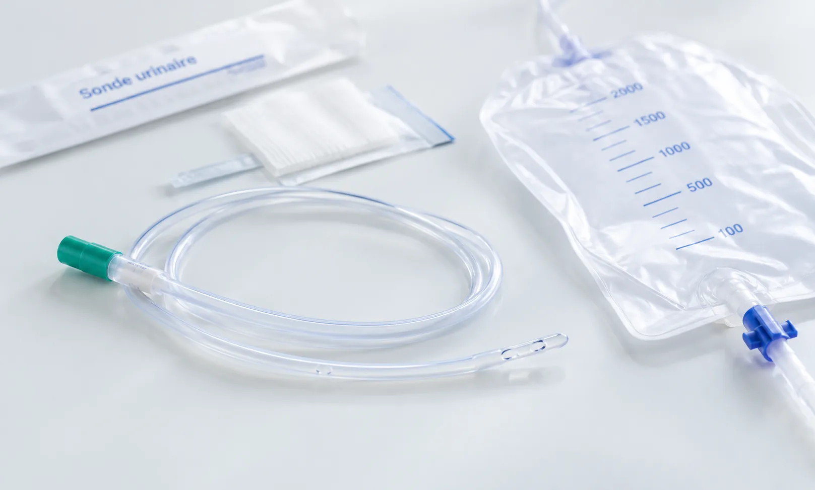 Matériel de sonde urinaire et poche de recueil