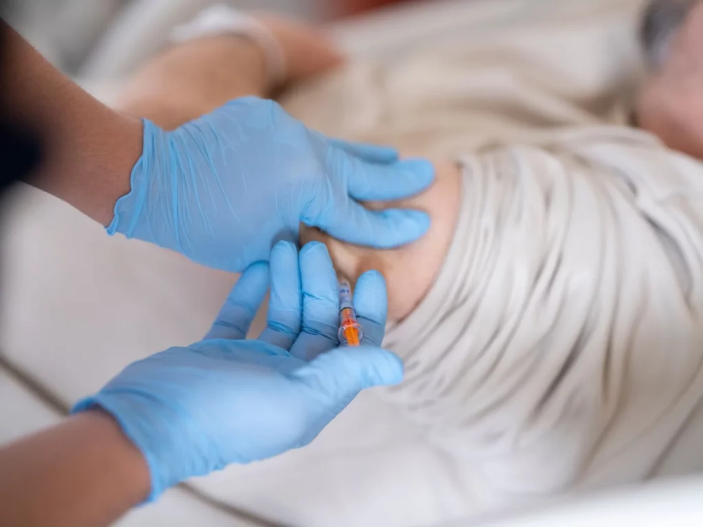 Vaccination d’une personne âgée à domicile